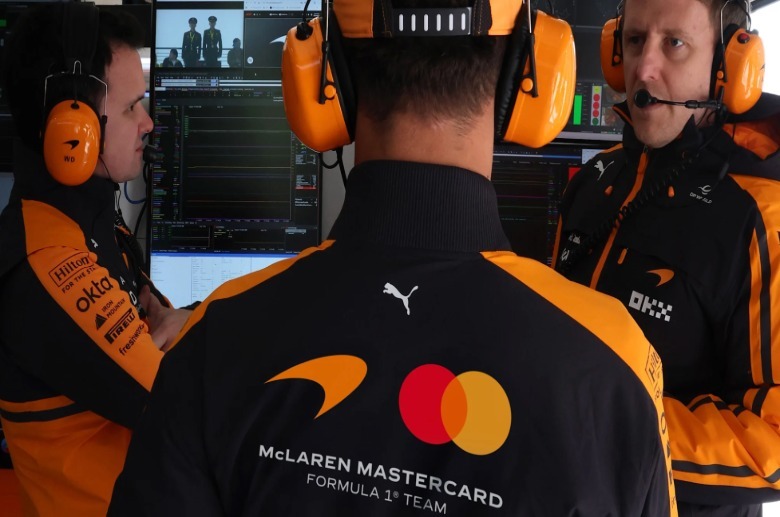 Das neue McLaren Racing-Logo auf der F1-Teamausrüstung.