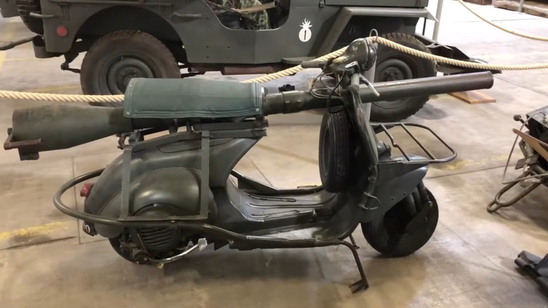 Die kleine Vespa 150 TAP ist im Musée des Blindés, dem Panzermuseum in Frankreich, ausgestellt.