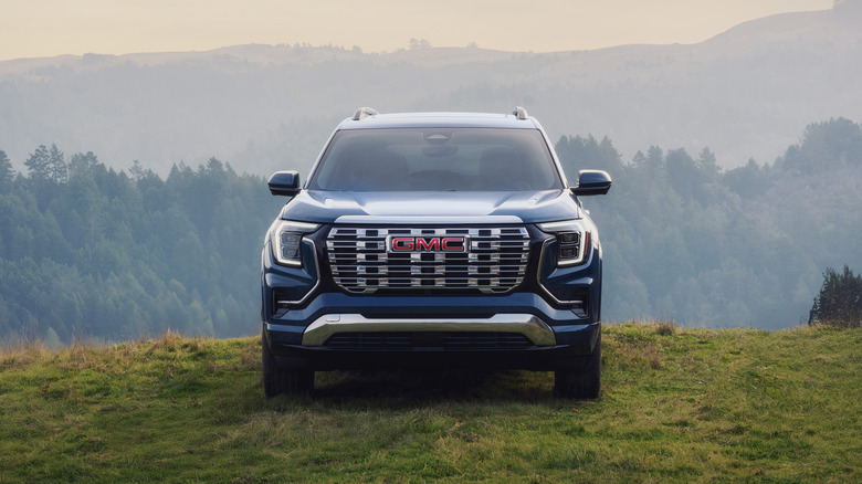Ein blauer GMC Terrain Denali