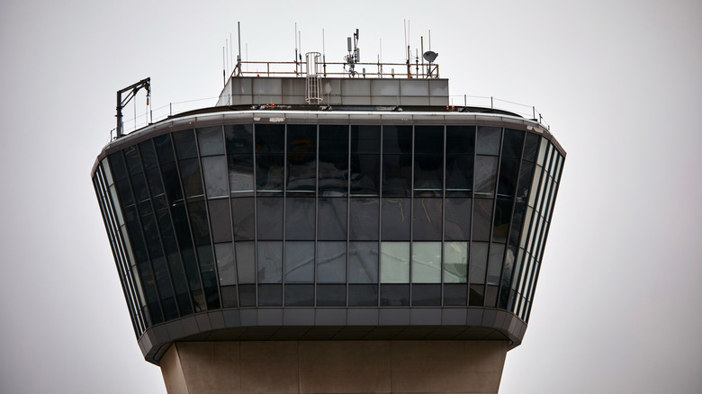 Ein Flughafenkontrollturm ist am 6. Mai 2025 im Terminal C des Newark Liberty International Airport in Newark, New Jersey, zu sehen. Passagiere, die zum, vom oder über den Newark Liberty International Airport (EWR) reisen, haben mehrere Tage lang mit Verspätungen und Annullierungen zu kämpfen, die auf Personalmangel bei der Flugsicherung und Gerätestörungen zurückzuführen sind.