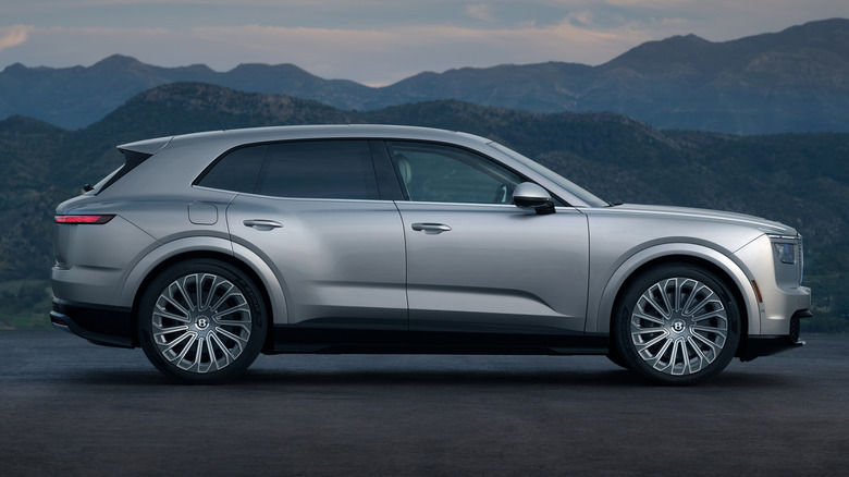 Seitenansicht eines silbernen Bentley Torcal