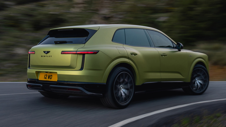 3/4-Hinteransicht eines grünen Bentley Torcal beim Fahren