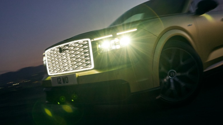 Beleuchteter Kühlergrill und Scheinwerfer eines Bentley Torcal