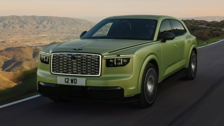 Vordere 3/4-Ansicht eines grünen Bentley Torcal