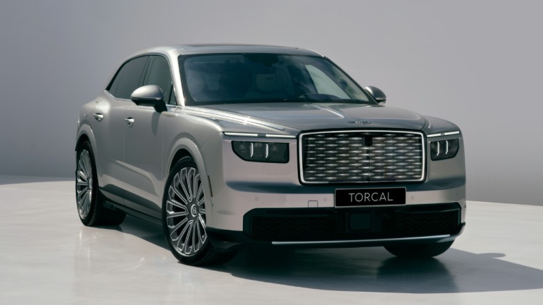 Vordere 3/4-Ansicht eines silbernen Bentley Torcal