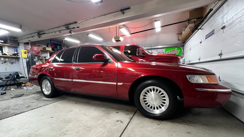 Bild auf der Beifahrerseite des Mercury Grand Marquis von 1999, geparkt in einer Garage