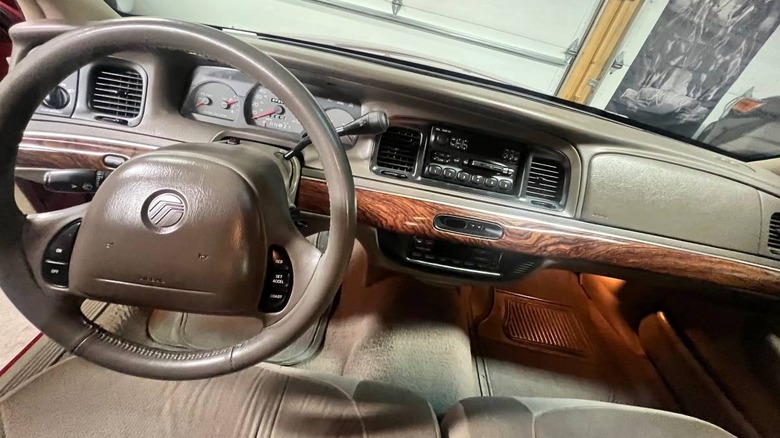 Armaturenbrett und Lenkrad eines Mercury Grand Marquis von 1999