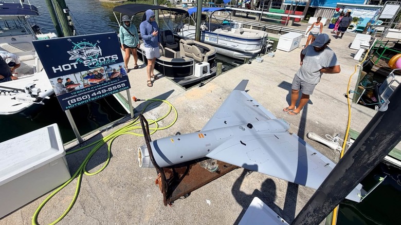 Eine beschädigte LUCAS-Drohne liegt auf dem Dock neben einem Hot Spots Charters-Schild