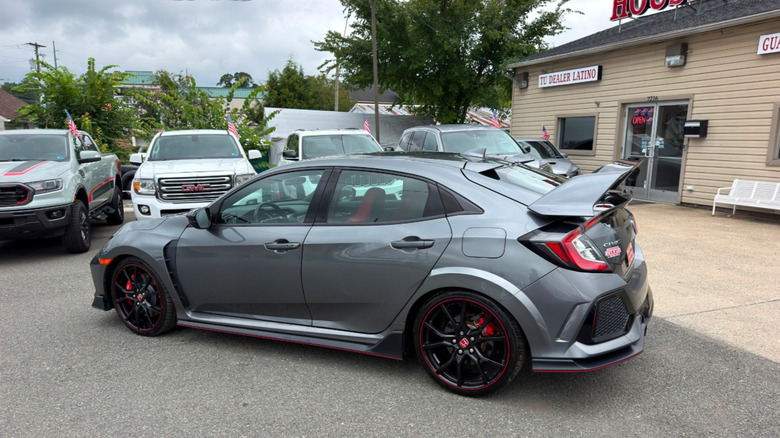 Der silberne Honda Civic Type R parkte auf einem Parkplatz