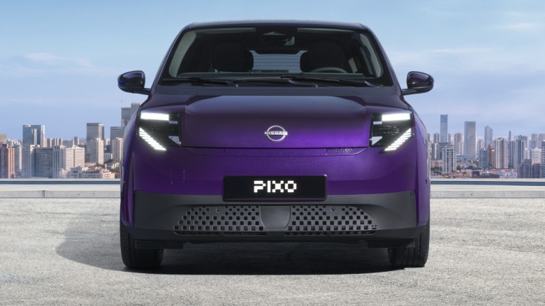 Frontpartie eines lila Nissan Pixo