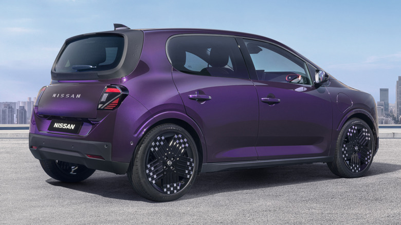 Hintere 3/4-Ansicht eines lila Nissan Pixo