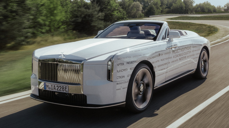 Vordere 3/4-Ansicht eines weißen Rolls-Royce Project Nightingale