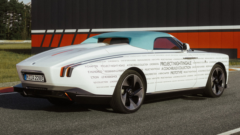 3/4-Rückansicht eines weißen Rolls-Royce Project Nightingale