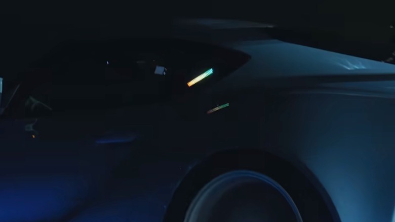 Nahaufnahme einer Audiopegelanzeige im hinteren Seitenfenster eines Toyota GR Supra von der Seite