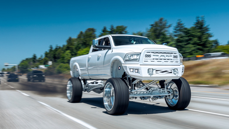 Angehobener Ram-Pick-up-Truck, der zum Transport von Kohle umgebaut wurde