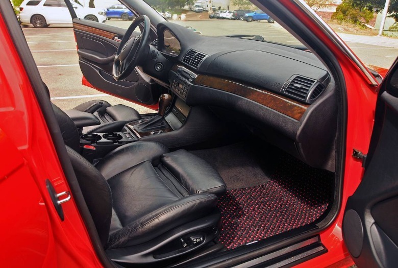 2004 BMW 325xiT Vordersitze und Armaturenbrettbild