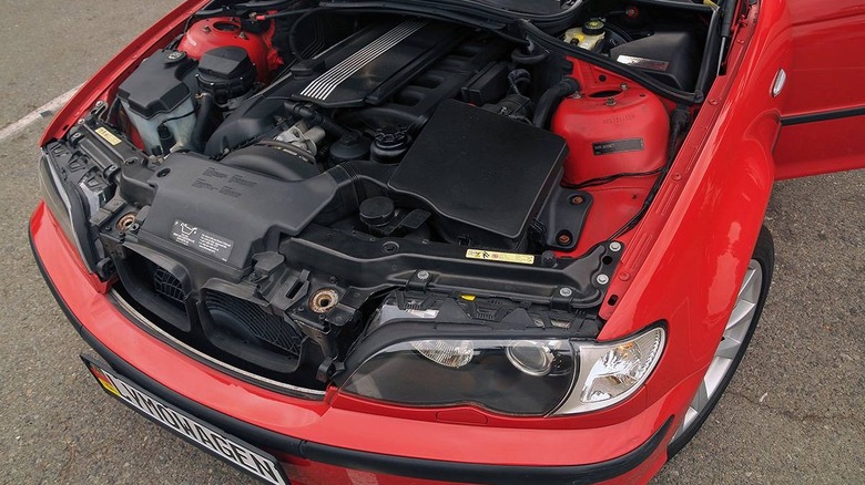 Bild des Motorraums des BMW 325xiT aus dem Jahr 2004