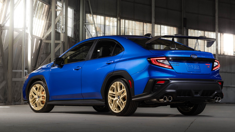 Hintere 3/4-Ansicht eines blauen Subaru WRX GD25