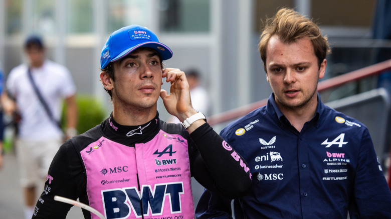 Franco Colapinto aus Argentinien und das Alpine F1 Team laufen mit einem Crewmitglied im Fahrerlager während des Qualifyings vor dem F1 Grand Prix von Aserbaidschan auf dem Baku City Circuit am 25. September 2026 in Baku, Aserbaidschan.