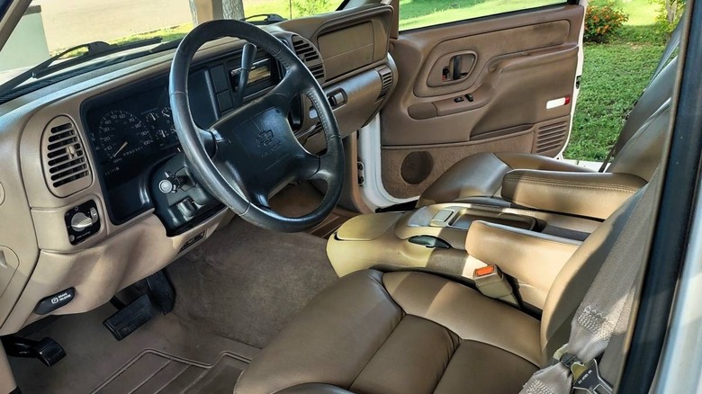 Bild des Armaturenbretts und der Vordersitze des Chevy Tahoe LT von 1997