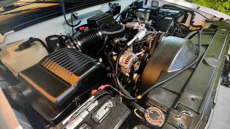 1997 Chevy Tahoe LT Vortec V8-Motorbild