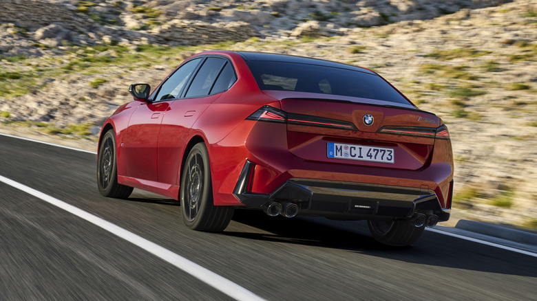Hintere 3/4-Ansicht eines 2027 BMW M350