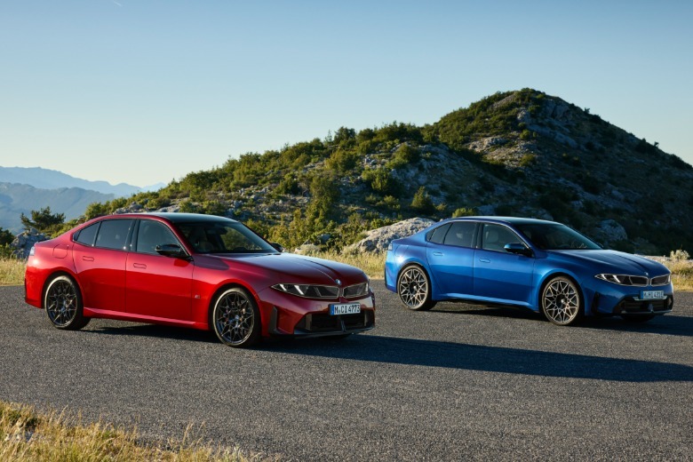 Ein roter BMW 3er neben einem blauen BMW i3