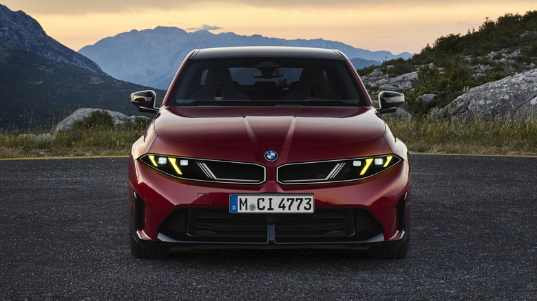 Frontpartie eines roten BMW M350