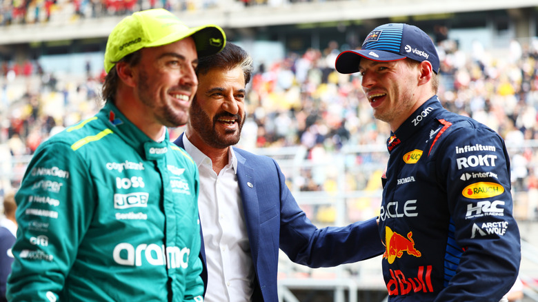 Pole-Position-Qualifikant Max Verstappen aus den Niederlanden und Oracle Red Bull Racing, Drittplatzierter Qualifikant Fernando Alonso aus Spanien und Aston Martin F1 Team und Mohammed ben Sulayem, FIA-Präsident, sprechen im Parc Ferme nach dem Qualifying vor dem F1 Grand Prix von China auf dem Shanghai International Circuit am 20. April 2024 in Shanghai, China.