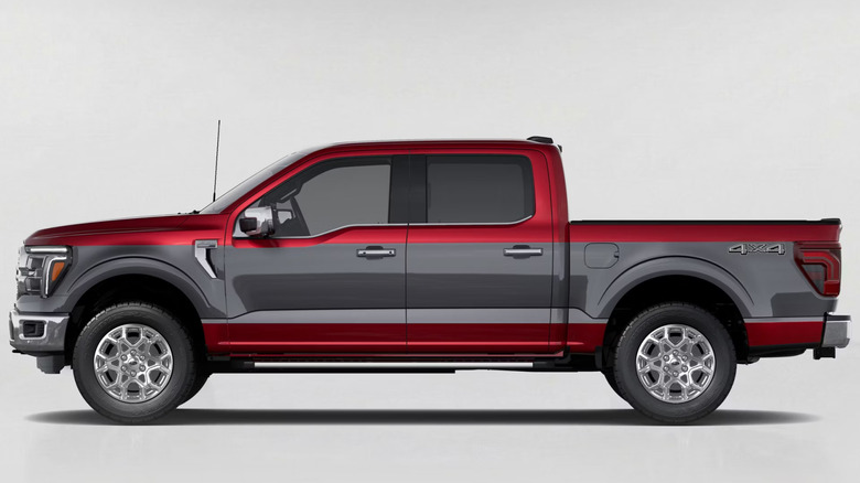 Eine Seitenansicht einer roten 2027 F-150 mit einem karbonisierten grauen Streifen an der Seite vor einem flachen grauen Hintergrund