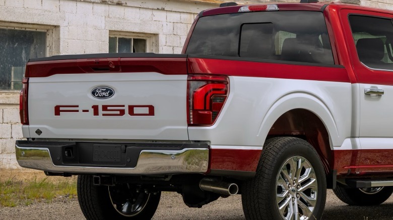 Eine Dreiviertel-Nahaufnahme vom Heck einer roten F-150 mit dem weißen Streifen