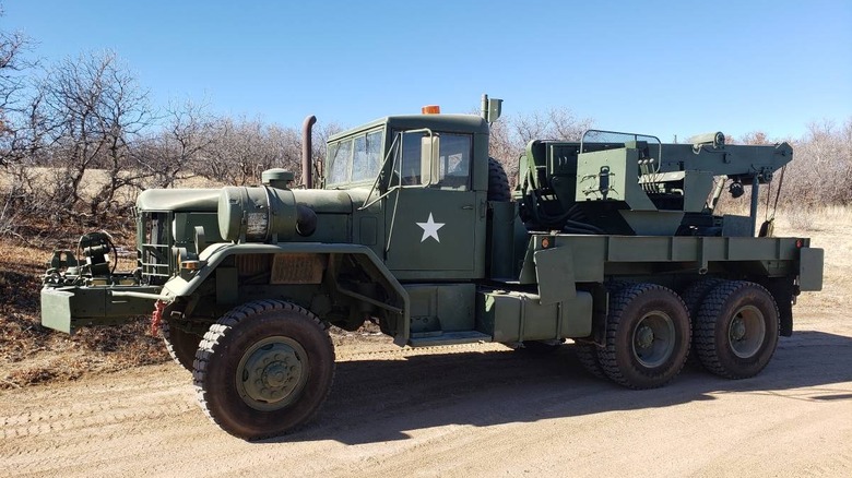 Fahrerseitenbild des American General M816 Wrecker aus dem Jahr 1970