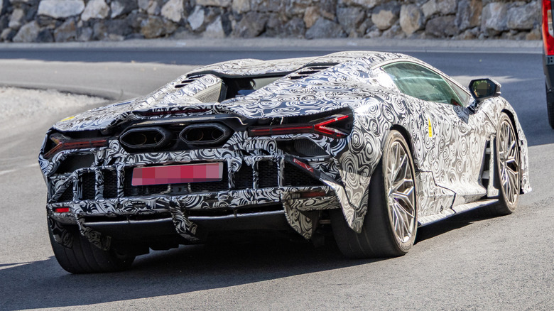 Hintere 3/4-Ansicht eines getarnten Lamborghini Revuelto