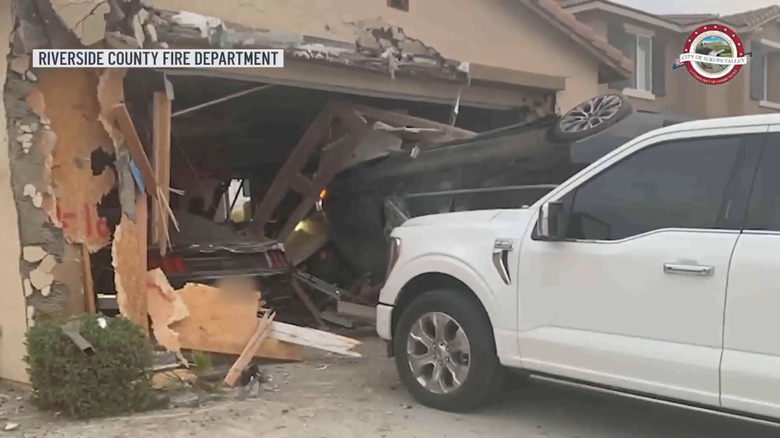 Die Folgen eines durch die Luft fliegenden und in eine Garage krachenden Autos in Südkalifornien