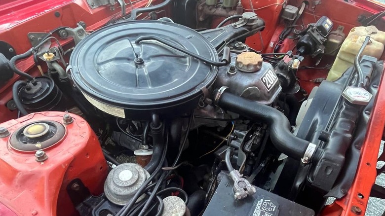 Bild des 2,2-Liter-Motors des Toyota Celica GT Liftback 20R von 1976