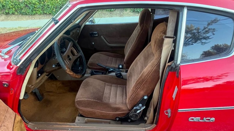 Innenraum des Toyota Celica GT Liftback von 1976 durch die Fahrertür