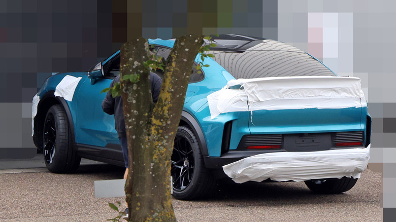 3/4-Rückansicht eines teilweise getarnten Porsche Cayenne Turbo GT Electric