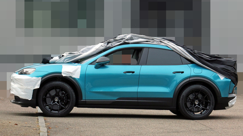 Seitenansicht eines Miami Blue Porsche Cayenne Turbo GT Electric-Prototyps