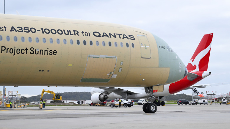 Ein Airbus A350-100ULR passiert nach der Landung am Flughafen Melbourne ein Qantas-Heck, nachdem er am 24. Juli 2026 in Melbourne, Australien, in 19 Stunden und 12 Minuten von Toulouse, Frankreich, geflogen ist.