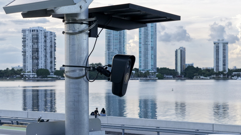 Eine Schwarmkamera überwacht die Bürger von Miami, Florida, von einem Strommast am Wasser aus.