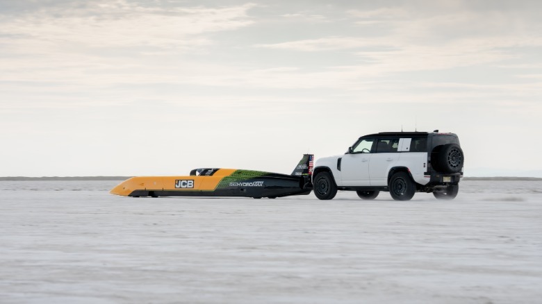 Der JCB Hydromax wird abgestoßen, um eine Fahrt zu beginnen
