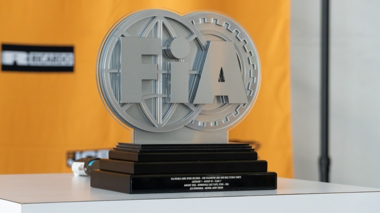 Die FIA-Trophäe für den wasserstoffbetriebenen Landgeschwindigkeitsrekord des JCB Hydromax