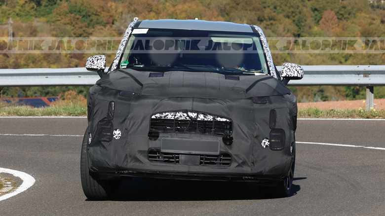 Frontpartie eines getarnten Kia Sportage-Prototyps aus dem Jahr 2028
