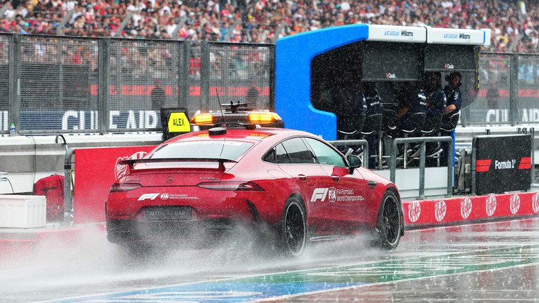 Das FIA Medical Car spritzt vor dem F1 Grand Prix von Bahrain in Malaysia auf dem Sepang Circuit am 4. Oktober 2026 in Kuala Lumpur, Malaysia, in die Boxengasse.