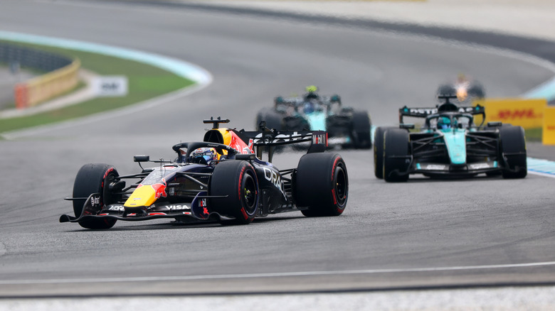 Max Verstappen aus den Niederlanden, der den (3) Oracle Red Bull Racing RB22 Red Bull Ford Powertrains fährt, führt George Russell aus Großbritannien, der den (63) Mercedes AMG Petronas F1 Team W17 fährt, auf der Strecke während des F1 Grand Prix von Bahrain in Malaysia auf dem Sepang Circuit am 4. Oktober 2026 in Kuala Lumpur, Malaysia.