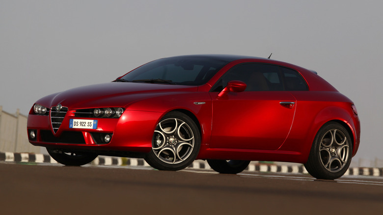 Vordere 3/4-Ansicht eines roten Alfa Romeo Brera