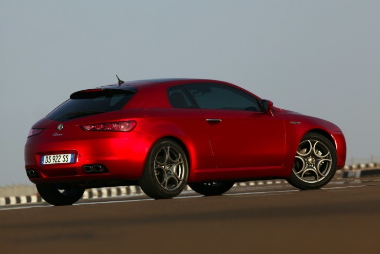 Hintere 3/4-Ansicht eines roten Alfa Romeo Brera