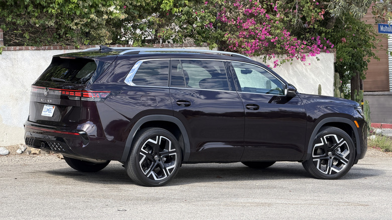 Hintere 3/4-Ansicht eines lila Volkswagen Atlas 2027