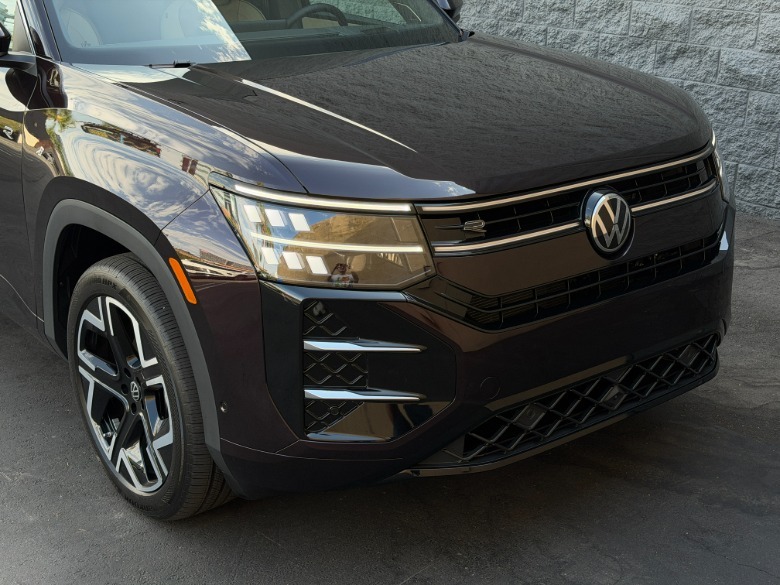 Frontpartie eines violetten Volkswagen Atlas 2027