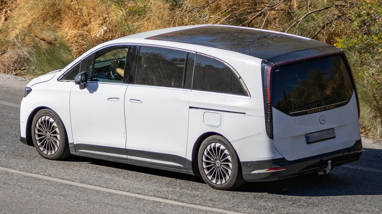 3/4-Hinteransicht eines weißen Mercedes-Benz VLE-Prototyps